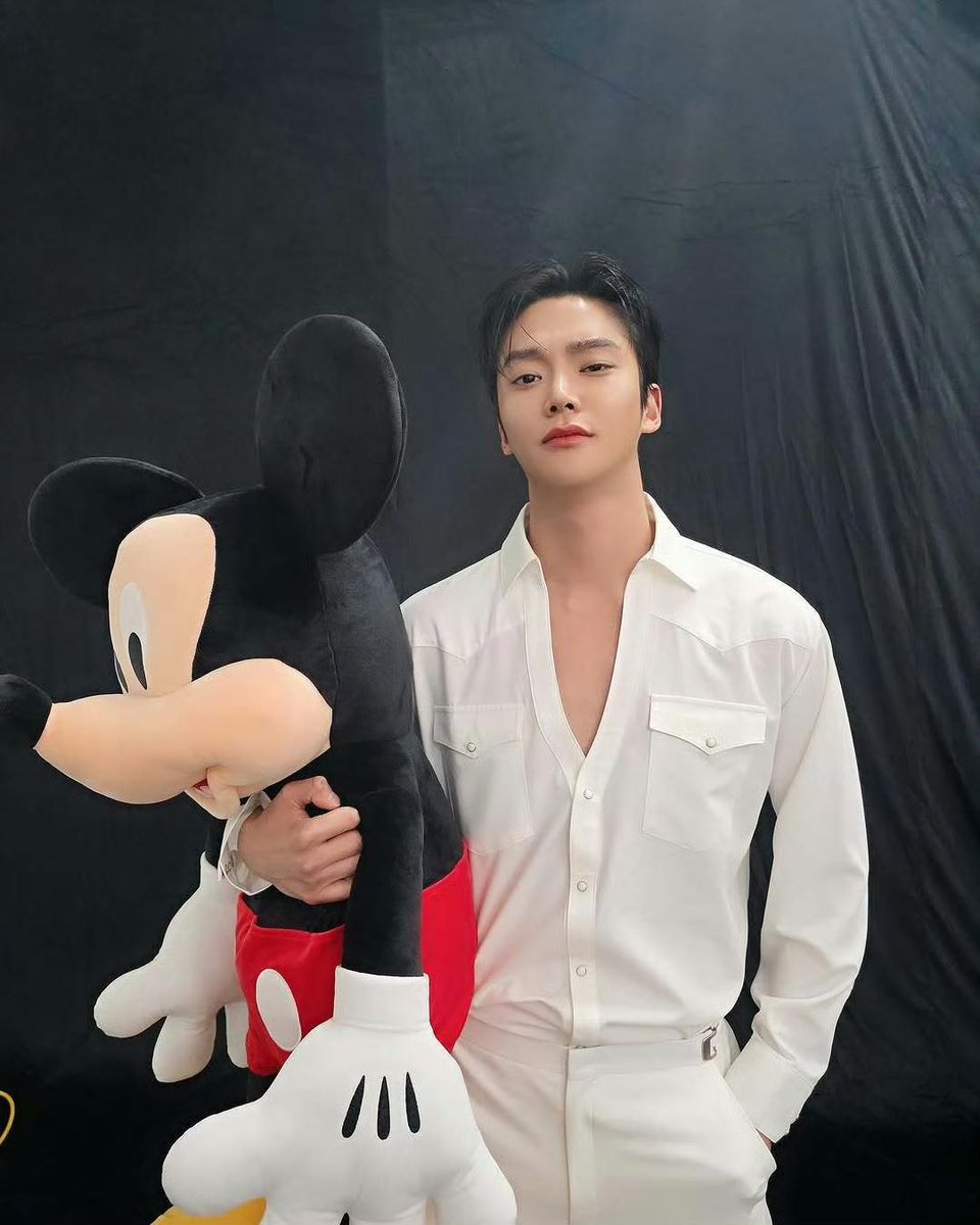 SweetWoo87's tweet photo. #로운 #ロウン  #金路云 #kimseokwoo #ROWOON #김석우 #RowoonDrama #RowoonActor #ExtraordinaryYou #SheWouldNeverKnow #TheKingsAffection #Tomorrow  #DestinedWithYou #TheMatchmakers #탁류 #TheMurkyStream 
☁️ig :ewsbdi 
ROWOON actor
ROWOON new drama https://t.co/1vJvhbruMi