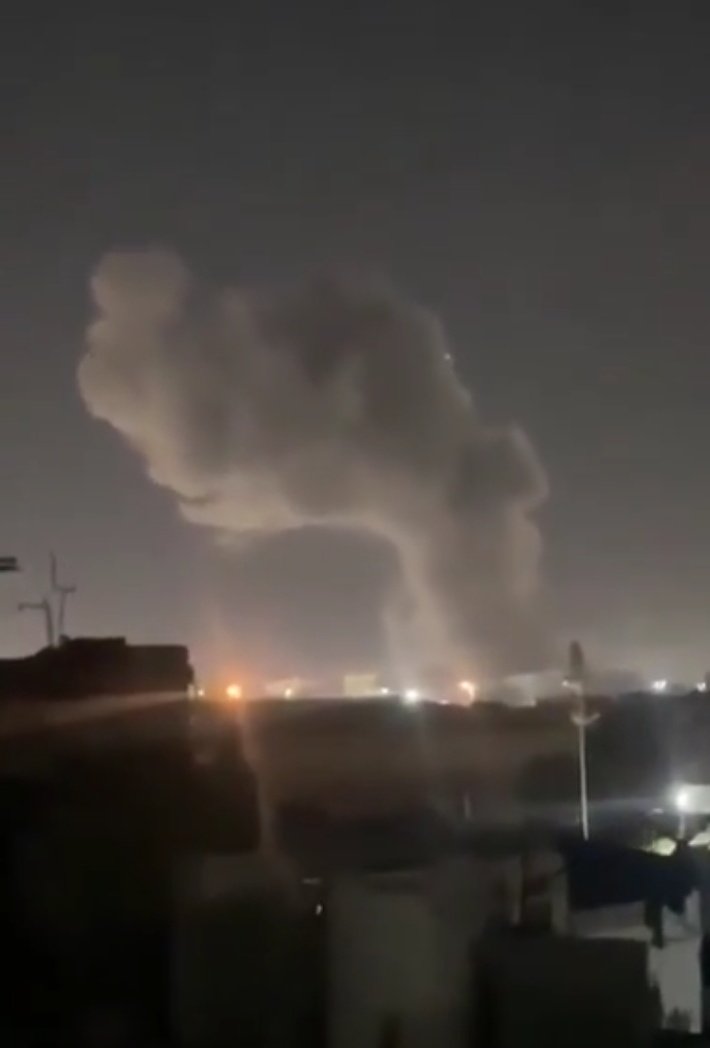 reeltemizlik1's tweet photo. Yemen'i Amerika değil, müslüman ülkeler vuruyor...! Bahreyn'den, Birleşik Arap Emirlikleri'nden Irak'tan, Suudi Arabistan'dan kalkan uçaklarla mübarek Ramazan günü bombalanıyor...! ✔️ #yemen #GenelAf https://t.co/ukZpfXbmss
