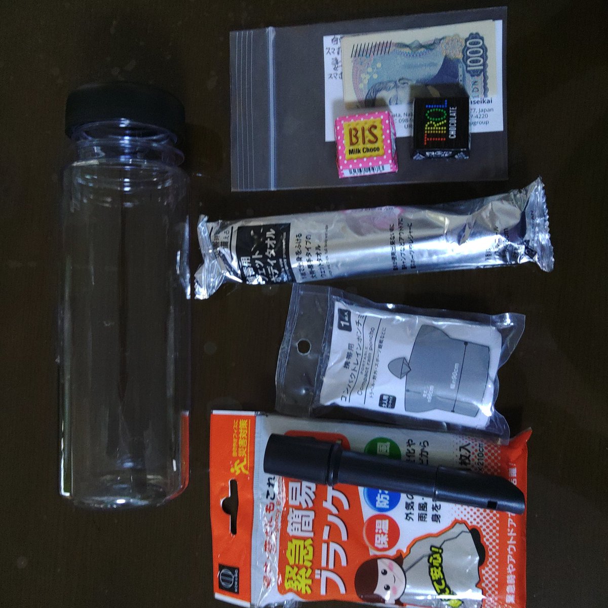 readmit's tweet photo. 防災ボトル作ってみました（妻の分も含め）。ダイソーで防災グッズ揃えましたが、持ち歩きできるボトルに入れることができるものは限られるので、大きさや優先度を考えて簡易ブランケット、ライト、ホイッスル、チョコレート、簡易ポンチョ、緊急連絡先カード、お金だけにしてみました。 https://t.co/4StSQfcM0c