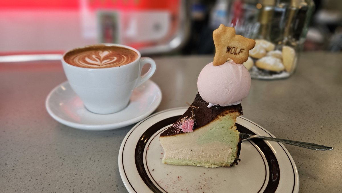 yamadalulusr400's tweet photo. 江東区門前仲町にある
tiny Paradise coffeeさんで
桜とずんだのバスクチーズケーキとカフェラテを
ここいつもバスチーがかわいい
桜のバスチーはずんだの緑がビジュ的に最高で過去一好きな味でした
しっかりエスプレッソの効いたカフェラテも最高なんでぜひ行ってみて
#食ツー
#tinyParadisecoffee https://t.co/lzUEAEfhFJ