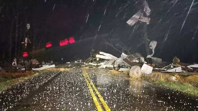 UmutKurt3's tweet photo. ABD'yi hortum vurdu: 17 ölü. 
Texas, Missouri, Oklahoma, Mississippi ve Alabama'da hava koşulları ve yangın ve sel tehdidi nedeniyle acil durum uyarısı yayımlandı.  Bölgede bulunan vatandaşlarımıza geçmiş olsun.

#tornado #Texas #alabama #Oklahoma #Missouri  #mississippitornado https://t.co/RFDBKrpVDd