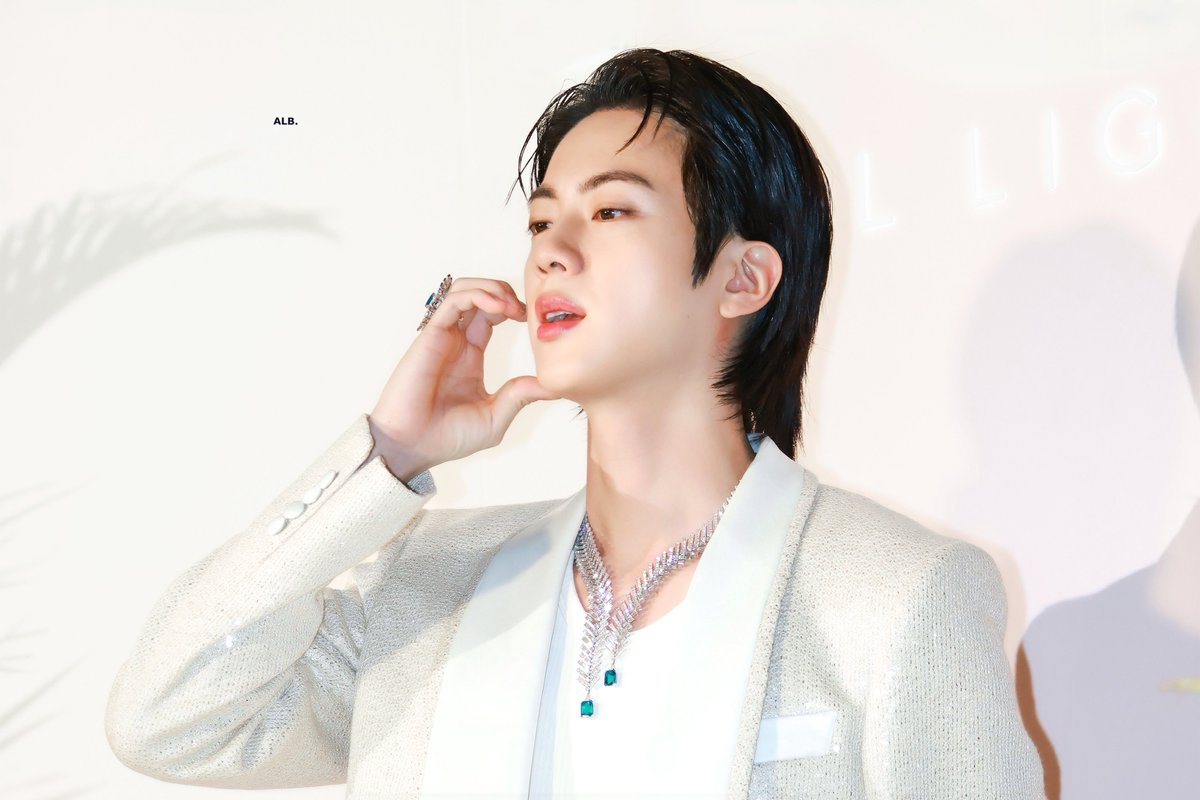 ALittleBraver92's tweet photo. 💫💎 Prince Charming 

#방탄소년단진 #김석진 #석진 #진 #BTSJIN #Jin https://t.co/ExXiAvYkqL