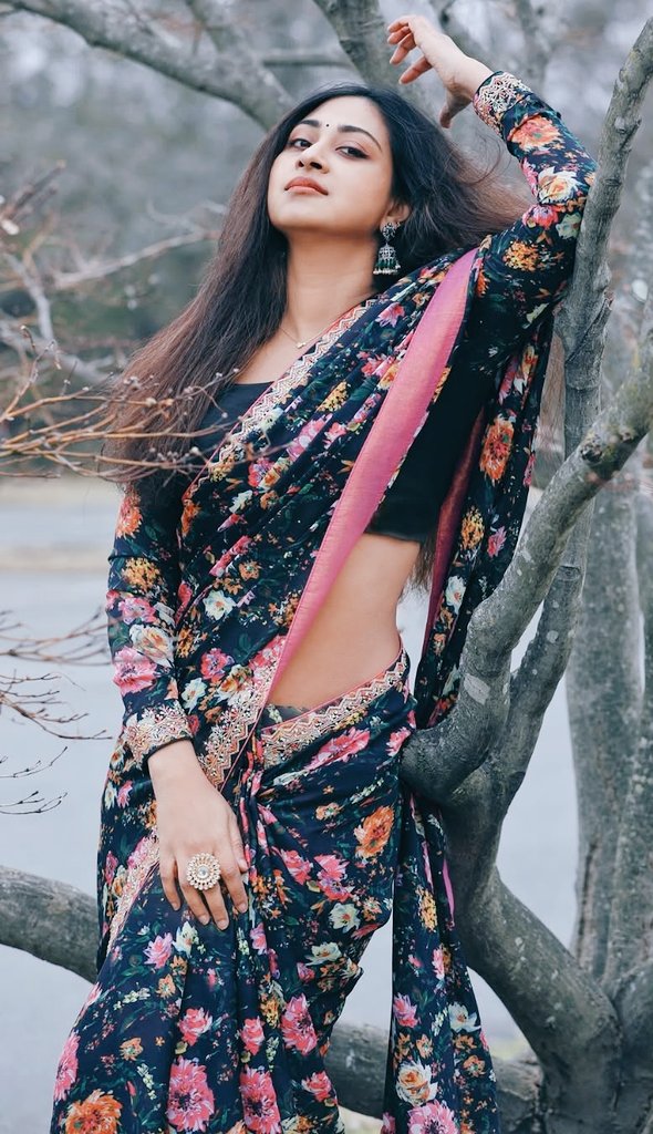 Jasmine10170602's tweet photo. Good Morning X Mates Happy Sunday 😍
#Sandhyareddy Vibing in Saree 😍❣️ https://t.co/rl1rNyRJNA
