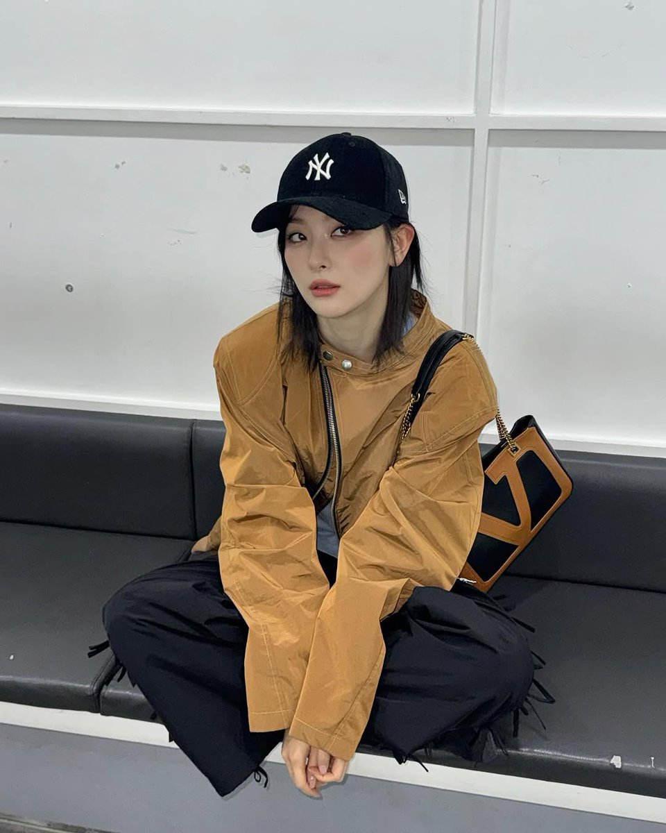 SEULGI_TH's tweet photo. เชิญพระลงจากหิ้งแล้วค่ะ เชิญพี่ขึ้นมาได้เลยค่ะ https://t.co/UU2bxBUqzJ