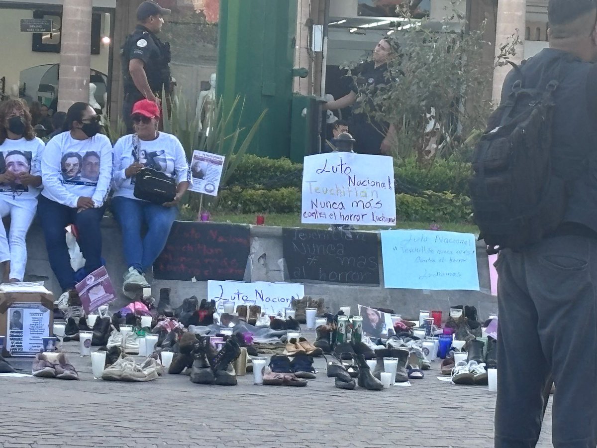 Policías municipales , estatales, federales, ejército, marina, jueces, funcionarios gobiernos de los tres niveles son parte de la carteles que matan y desaparecen, ellos no se combatirán a sí mismos. LA JUSTICIA LA DEBE TOMAR EL PUEBLO <a href="/RaulRomero_mx/">Raúl Romero</a> <a href="/EdgardBuscaglia/">Edgardo Buscaglia</a> <a href="/calbert57/">Carlos Albert Ll</a>