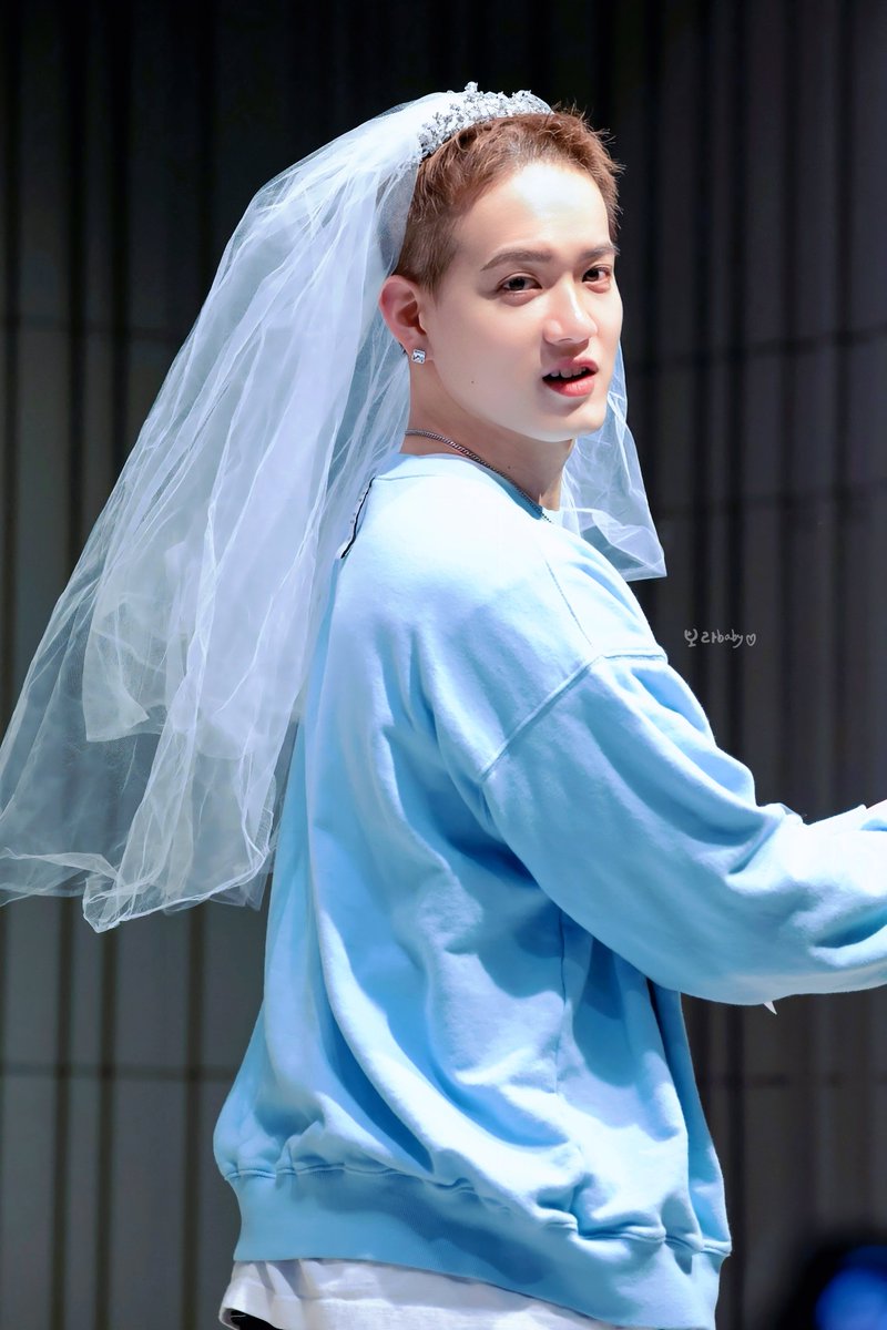 저세상 쿨한 신데렐라 같음
유리구두 한 쪽 벗겨졌다고 왕자가 헐레벌떡 달려오면
"그쪽이 가지세여~ 신발상에 파셔도 되고~" 하고 휙 가버릴듯