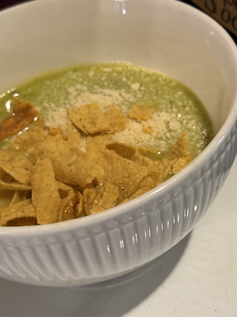 ThirtyOneCran's tweet image. You guessed it right, this is my #homemade bowl of soup, a spinach, broccoli sprout cabbage and onion soup with some freshly baked tortilla chips 

healthier and so inexpensive for such a belt tightening #economy where it’s so important to stretch those dollars as far as you can