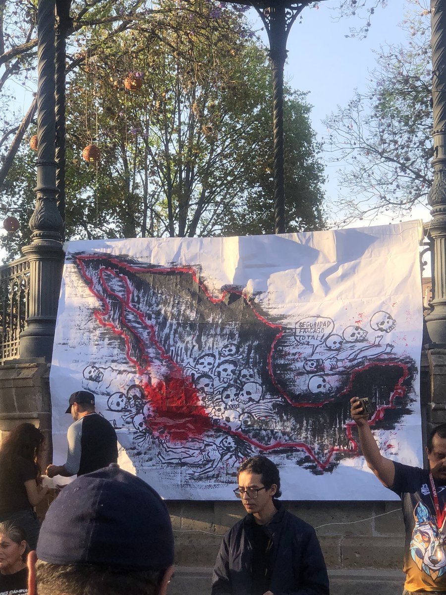 MARIAGYP's tweet photo. La sociedad michoacana cierra filas para exigir que el Estado haga su trabajo para encontrar a los #desaparecidos #morelia #plazadearmas #mexico #LutoNacional #Teuchitlán #crematorio #Estado #colectivos #justicia #madresbuscadoras #400zapatos #400velas #michoacan #crematorio https://t.co/Vn8dA0acfG