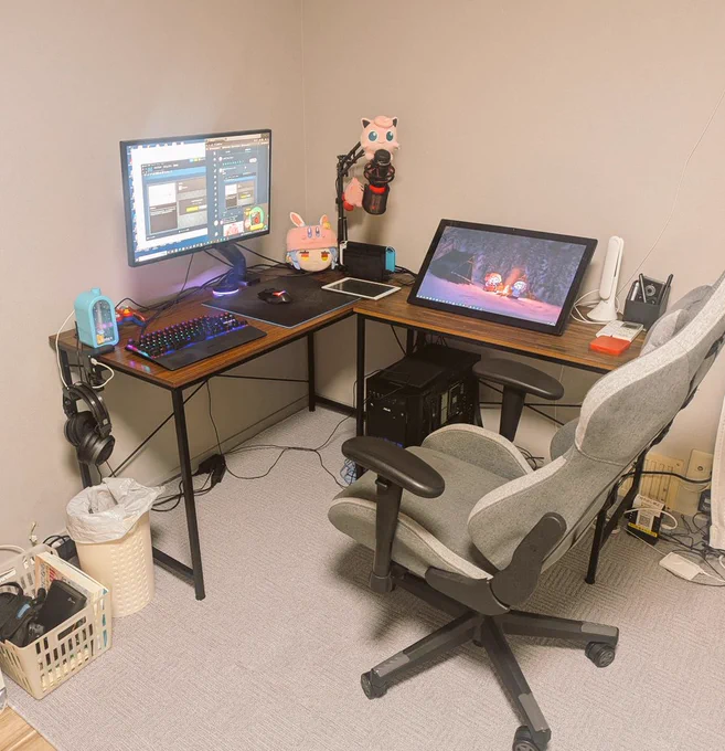 PCデスク周りはひとまずこんな感じで! 