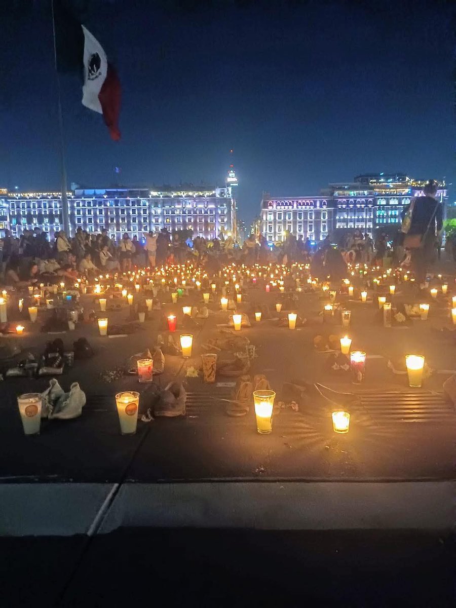 rthur013's tweet photo. Esta noche, en el Zócalo de la CDMX, la gente encendió 400 velas y colocaron 400 pares de calzado, esto por el lamentable suceso de Teuchitlán, Jalisco.
#LutoNacional 🖤 https://t.co/ApVJgtOssp