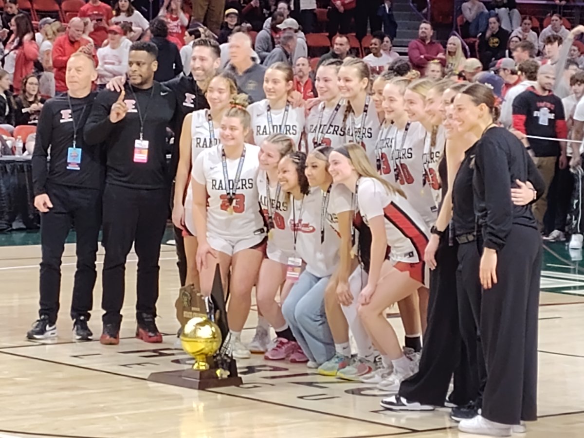 Game 4:
Wauwatosa East used a 9-pt run to turn an early 5-pt deficit into an 18-14 lead, but Edgewood outscored them 8-2 the rest of the half to take a 22-20 edge into the break.  The game remained within 2 possessions the entire 2nd half with Edgewood leading most of the time
