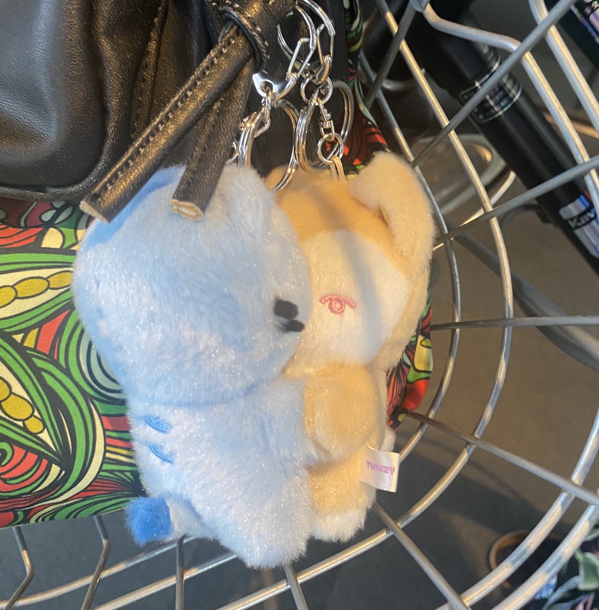 2匹しか買えなかったせいでカバンとかにつけるとずっとこれ まあいいけど笑