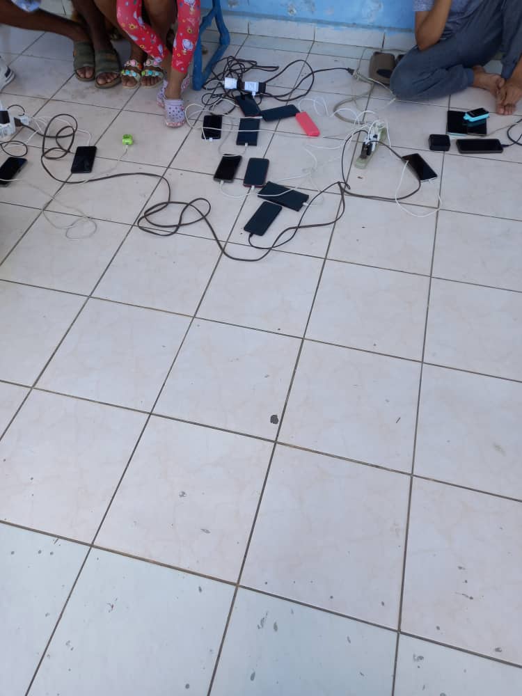 Yanileysd's tweet photo. 👍Todo se comparte, hasta la energía que se genera en nuestras instalaciones de @ETECSA_Cuba 
😉 La población ya nos conoce, lo agradecen todos en casa
#EtecsaConCuba https://t.co/EU515RxDQ9
