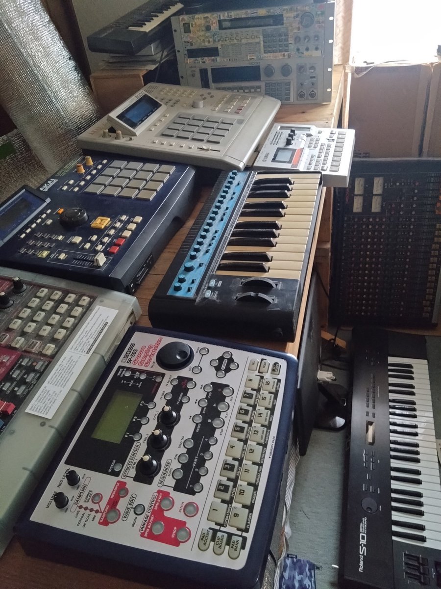 lf___12's tweet image. しばらくぶりに2000xlの電源入れたら画面がﾀﾋ😭（お金ないからしばらくこのまま使う）お金貯めてブルー画面にしたい

スタジオの機材
AKAI MPC3000 MPC2000XL S950 S1000 SP-404SX SP-505 SP-808EX S-10 DJ-70 MV-8000 BASSSTATION SU-200 TD-3 SK-1 electribe2S etc.