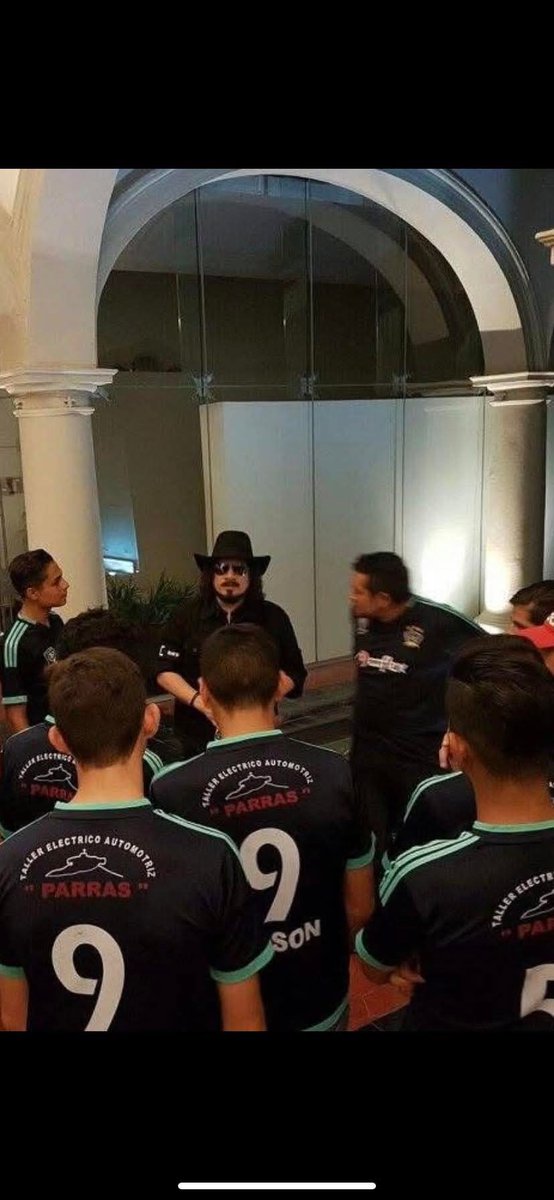 EFSANTACATARINA's tweet photo. Vuela alto amigo Jauregui, coincidimos en Colima donde disputabamos torneo nacional al saber que disputaríamos una final, le dedico unas palabra a los chavos y se quedo a ver el juego en el que salimos campeones ahi nacio bonita amistad.
Descansa en paz amigo 🙏
@jaureguimusic https://t.co/EAmstH4uBu