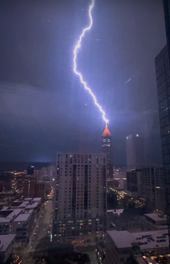 GAFollowers's tweet image. Lightening striking the Bank of America building in Atlanta tonight.