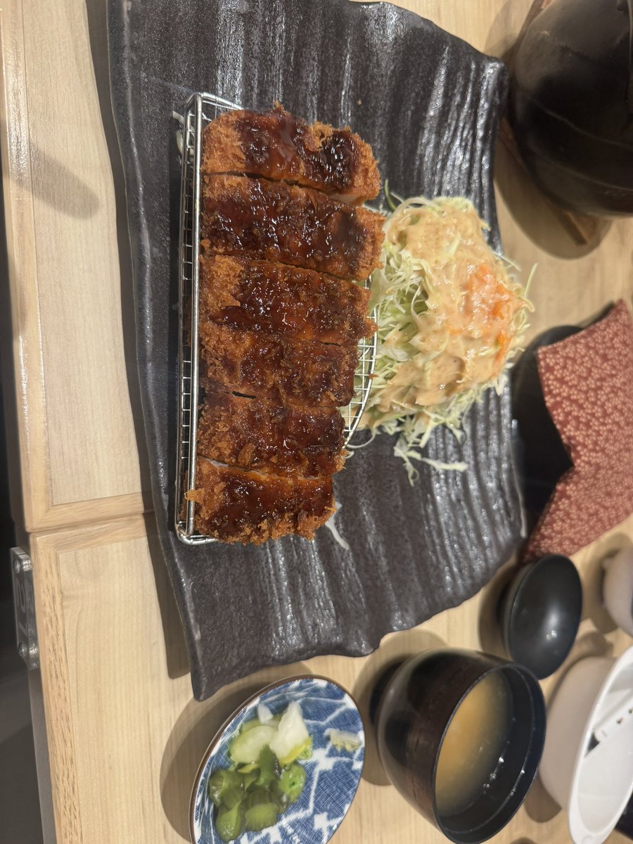 saaxta's tweet photo. めちゃくちゃ有名な所のカツ食べに来た😊美味すぎて舌なくなる😋 https://t.co/H24H3kUNbl