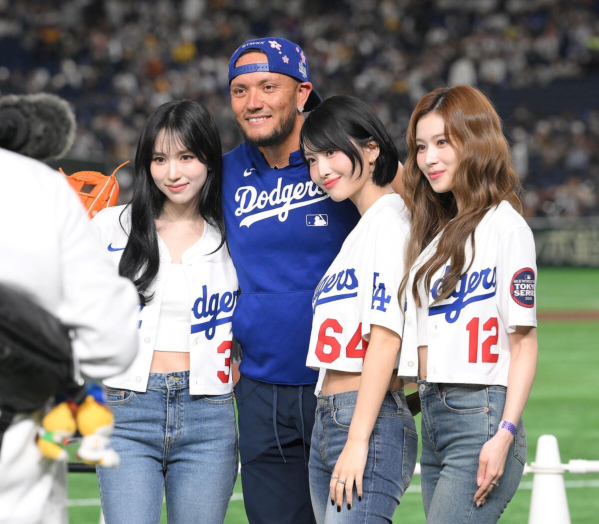 【大興奮】始球式に登場のMISAMO、ロハスが優しく投球指導 山本由伸とは記念撮影
news.livedoor.com/article/detail…

山本由伸がミナ、サナ、モモに声をかけると一緒に記念撮影し、ベテランのロハスが投球指導を行った。球団はロハスが自撮りした写真を公開すると、多くの反響の声が集まった。