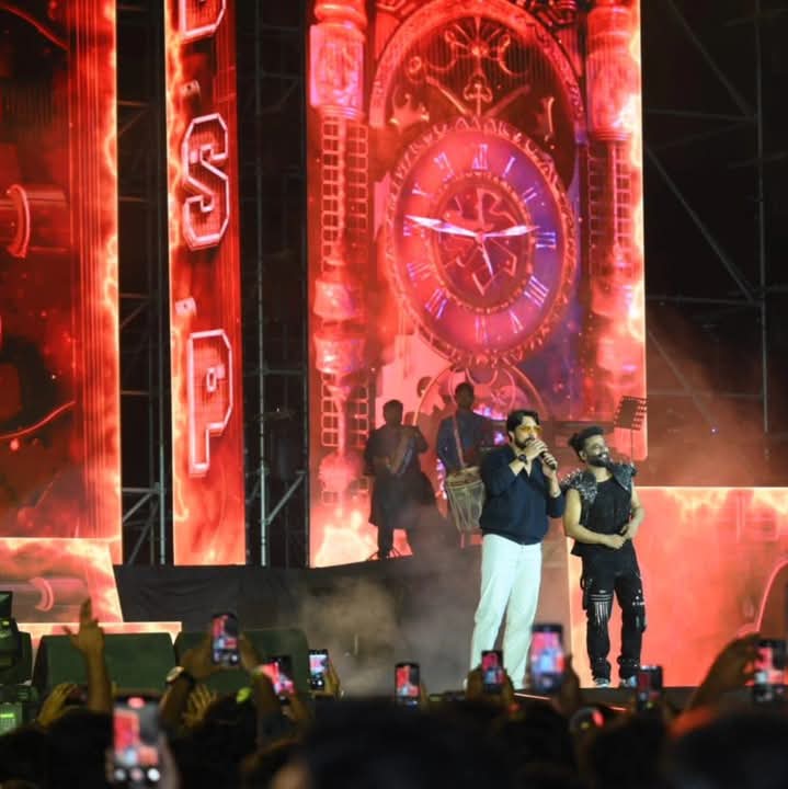 KicchaUniverse's tweet photo. @KicchaSudeep at DSPLiveIndiaTouBengaluru 😎
@ThisIsDSP
#KicchaSudeep #DSPLive https://t.co/nLTWGIMCko