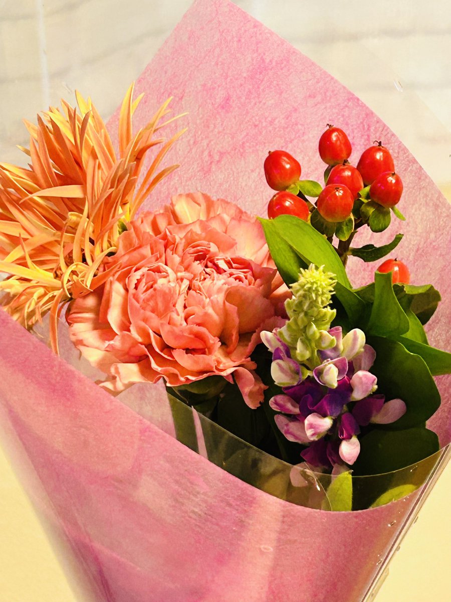 旦那さんからサプライズの「ホワイトデー」ブーケ💐💓
「どうもホワイトデーだったらしいので買ってきた」と旦那さん❤️
嬉しいよぉ💓ありがとう🥹💕