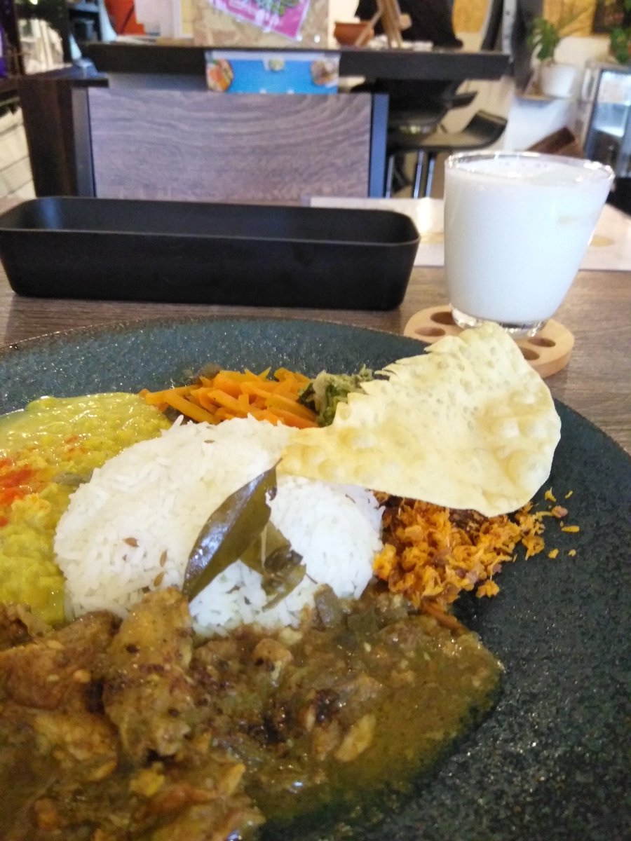 enB4UCtPXLJXeV5's tweet photo. 知事候補の討論会でなかいち帰りにスリランカカレー🍛
3種のカレーのあいがけで🥕のヒンドゥマ初めて食べたす😋
お会計時に何も言わねしても
「モグモグやってます?」
ってQRコード出してくれてありがてがった~📱
コースターがまた愉快😁
#ハッピーモグモグラリー2025
#JERRA
#ごちそうさまでした https://t.co/m8NqwfJANq