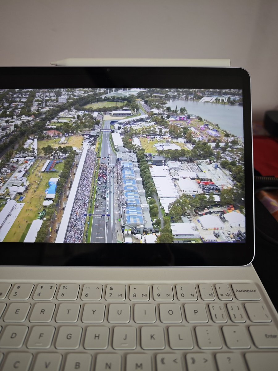 1st race of the #F1 season. And it's a wet start. Expecting some drama and masterclass driving. #AusGP