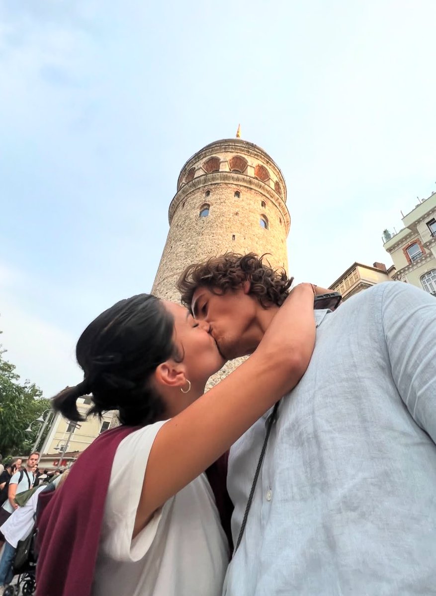 böyle bir aşk yaşamak istiyorum 🤍
bu ikilinin birbirlerine olan tutumu ve sevgileri kalbime öyle işliyor ve dokunuyor ki umarım bir ömür böyle mutlu olurlar çünkü çok güzeller !!🥺