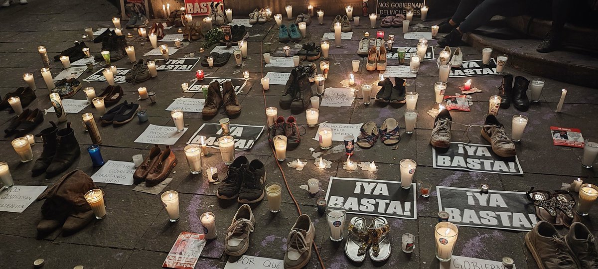 delatorremorin's tweet photo. #LaRevoluciónDeLosZapatos 
Hay caminatas largas de las que nunca se regresa, a veces solo quedan huellas en la tierra, y un par zapatos; zapatos y una nota de despedida de quienes fueron testigos del cansancio, el sudor o la sangre descalza. 
#LutoNacional https://t.co/YMGJtki7w6