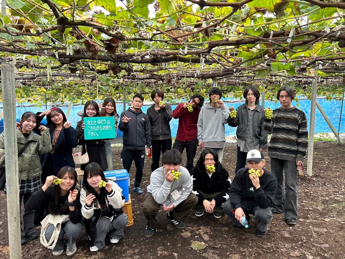 FLAT_2026's tweet photo. 【サークル活動紹介】秋にはサークルのみんなと合宿に行ったよ!🍁
運動会やぶどう狩りをして楽しい思い出いっぱいだった!🏀🍇
少人数サークルだからこそサークル全体の仲がいいのがFLATの魅力!🫶 https://t.co/C1MILqZNdf