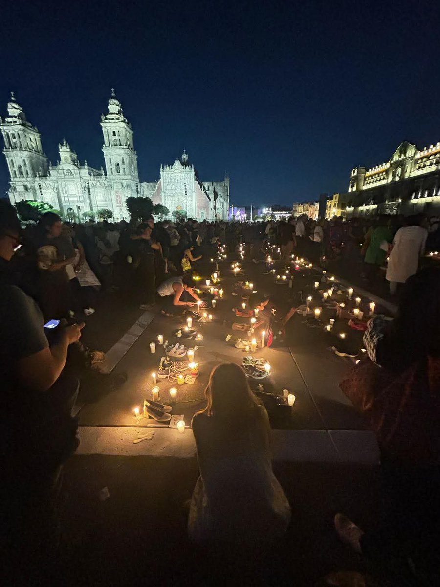 Si no sienten un #Sismo emocional al ver imágenes de la Vigilia en el Zócalo de la CDMX convocada por el hallazgo de más de 400 zapatos, ropa, mochilas y restos humanos en el Rancho Izaguirre de Teuchitlán, Jalisco; es porque son igual de indolentes que el Estado.
#LutoNacional🙏