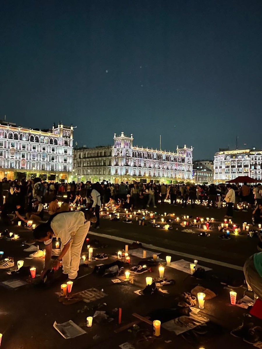 ImpudorPolitico's tweet photo. Si no sienten un #Sismo emocional al ver imágenes de la Vigilia en el Zócalo de la CDMX convocada por el hallazgo de más de 400 zapatos, ropa, mochilas y restos humanos en el Rancho Izaguirre de Teuchitlán, Jalisco; es porque son igual de indolentes que el Estado.
#LutoNacional🙏 https://t.co/OwQbL5VYJi