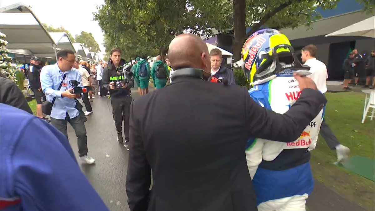 Anthony Hamilton with his arm around a dejected Isack Hadjar 🥺

#F1 #AusGP