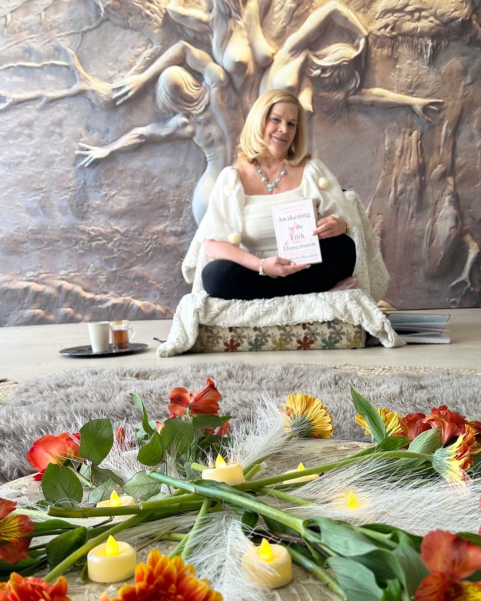 HealingTrilogy's tweet image. Beautiful day at Satara Wellness Center #burbank #kimberlymeredith #mediumshipreadings #soulfrequency #group #booksigning #awakeningtothefifthdimension #author  #SaturdayVibes 💫✨💖