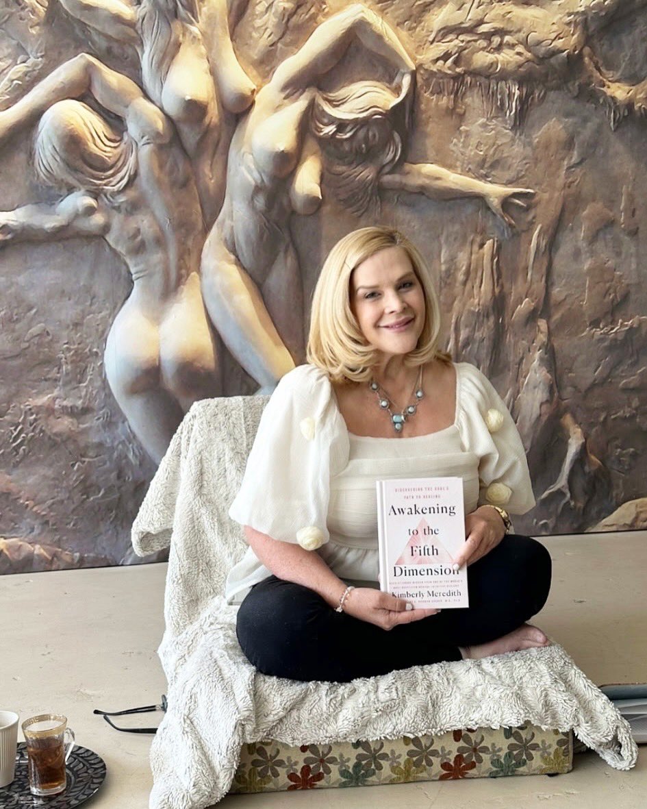 HealingTrilogy's tweet image. Beautiful day at Satara Wellness Center #burbank #kimberlymeredith #mediumshipreadings #soulfrequency #group #booksigning #awakeningtothefifthdimension #author  #SaturdayVibes 💫✨💖