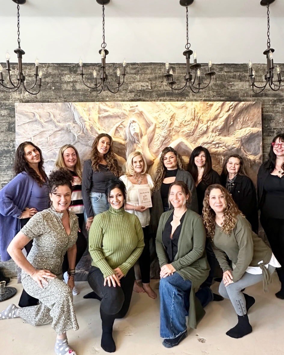 HealingTrilogy's tweet image. Beautiful day at Satara Wellness Center #burbank #kimberlymeredith #mediumshipreadings #soulfrequency #group #booksigning #awakeningtothefifthdimension #author  #SaturdayVibes 💫✨💖