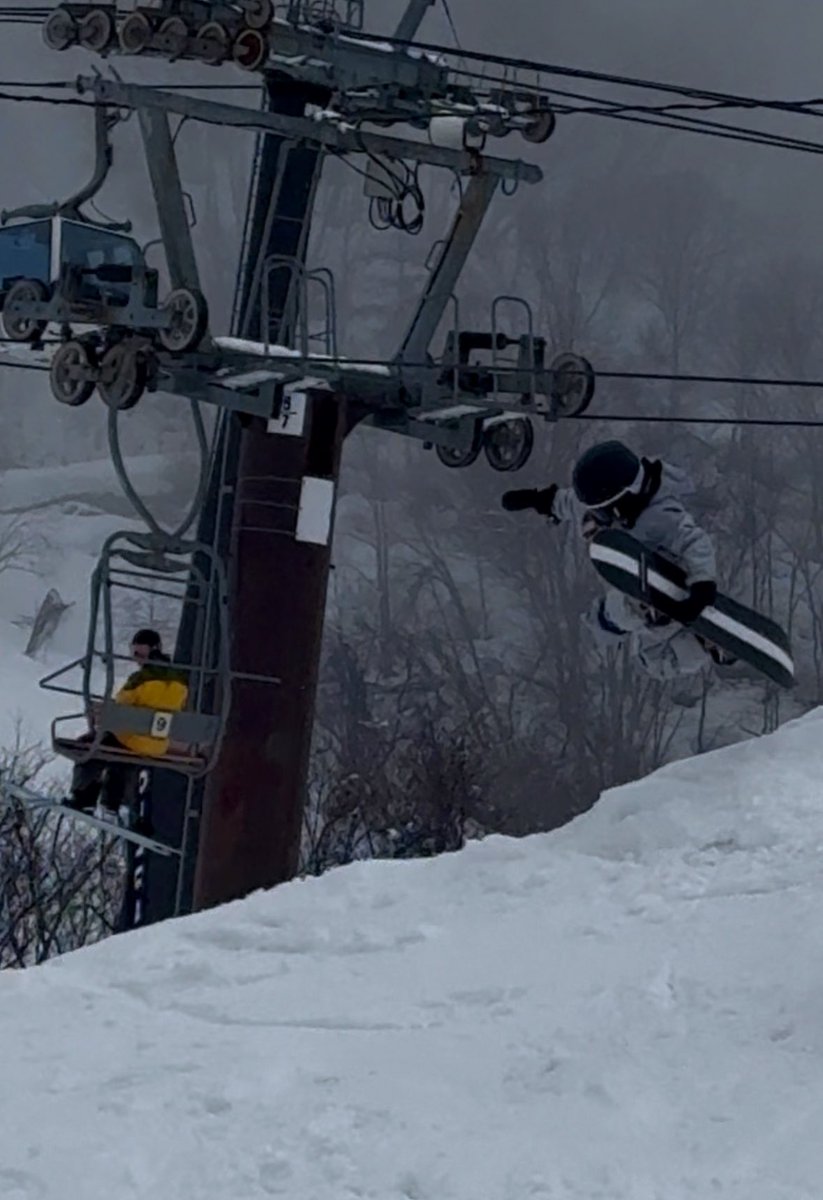 march_1224's tweet photo. リフトからの視線を集める6歳児
@白馬五竜
#burton
#mysteryseries
#parksession https://t.co/RHrNHsTS1C