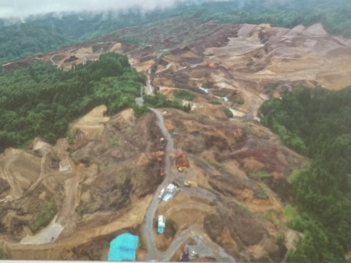 メガソーラー勉強会資料から。青森県にて進められているメガソーラーの建設現場。
　自然破壊そのものです。