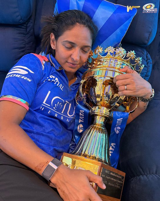 Harmanpreet Kaur with the WPL Trophy 😍🏆 📹 Credits: Twitter/mipaltan