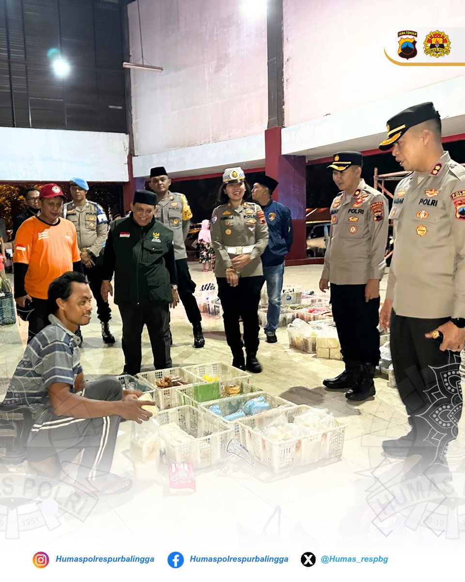 Res_Purbalingga's tweet photo. Kapolres Purbalingga Pimpin Patroli Gerebek Sahur bersama Baznas Purbalingga. Berbagi Makanan untuk Masyarakat 
#polriuntukmasyarakat
#polrespurbalingga
#poldajateng https://t.co/emCbWk5YDL