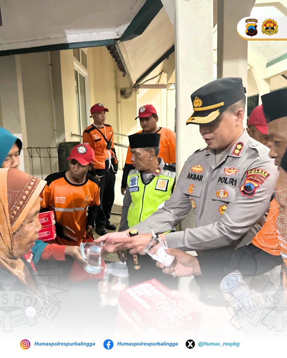 Res_Purbalingga's tweet photo. Kapolres Purbalingga Pimpin Patroli Gerebek Sahur bersama Baznas Purbalingga. Berbagi Makanan untuk Masyarakat 
#polriuntukmasyarakat
#polrespurbalingga
#poldajateng https://t.co/emCbWk5YDL