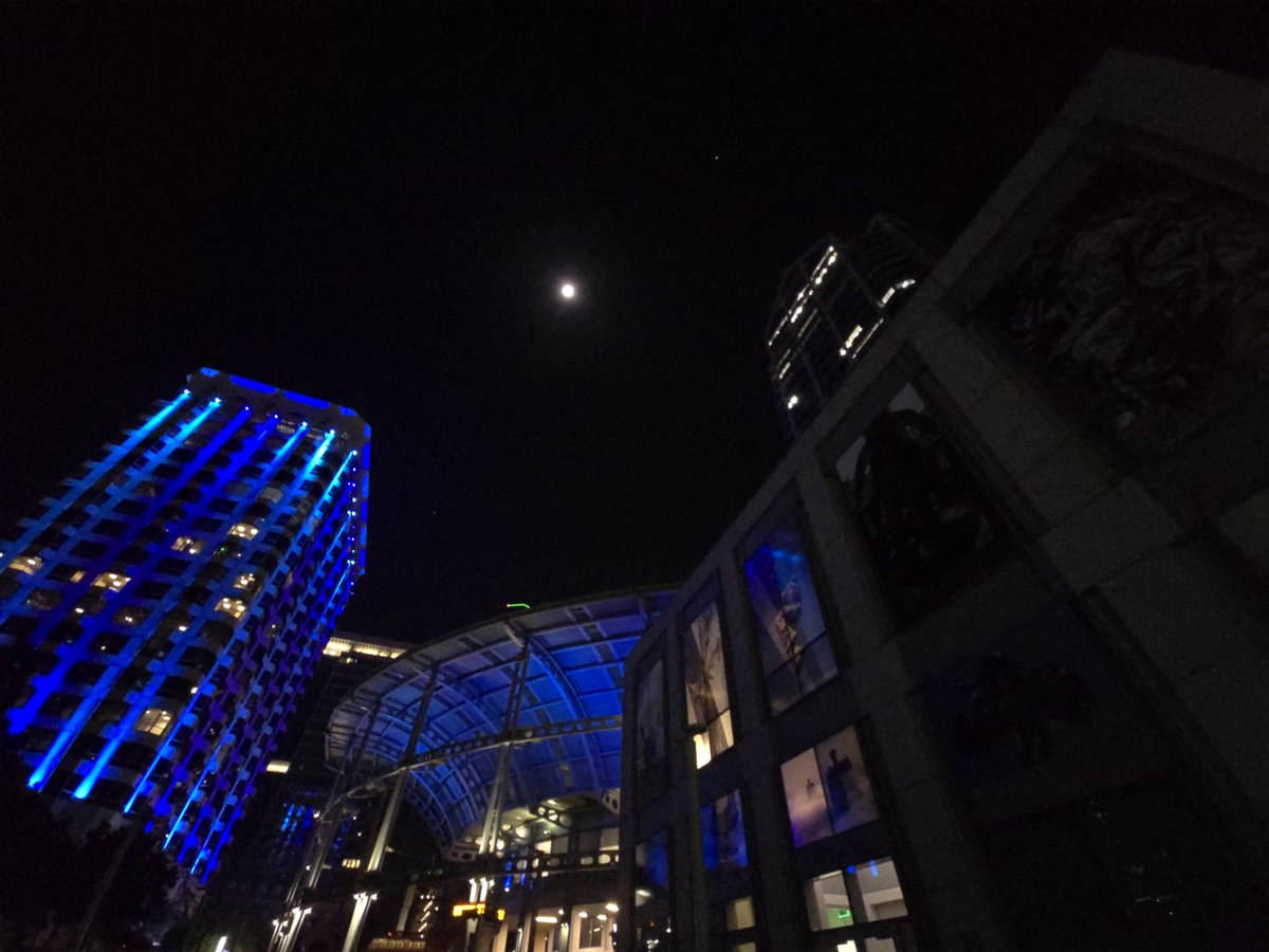 RuvalcabaAurora's tweet photo. #sandiego #nightlights #night #nightinthecity #citynight #aurorafreelancephoto #storytelling #streetphotography #fromstreetswithlove #spicollective #sky_captures #mysdphoto #apasd #sd_captures #citylife #sandiego_ca #canon_photos #raw_community #visitsandiego #sandiegophotos https://t.co/nhW7ZkVD9W