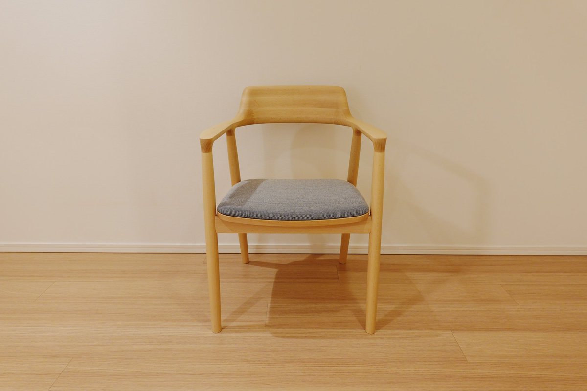 limelinejp's tweet photo. 新居の椅子が揃いました！HIROSHIMAのアームチェアにCARL HANSEN&amp;SONのCH24 Yチェア、スツールはKARIMOKU NEW STANDARDのCASTOR STOOL PLUSにしました。数年前から欲しかった椅子ばかりで嬉しい〜🙌 https://t.co/VA2Pei5MXy