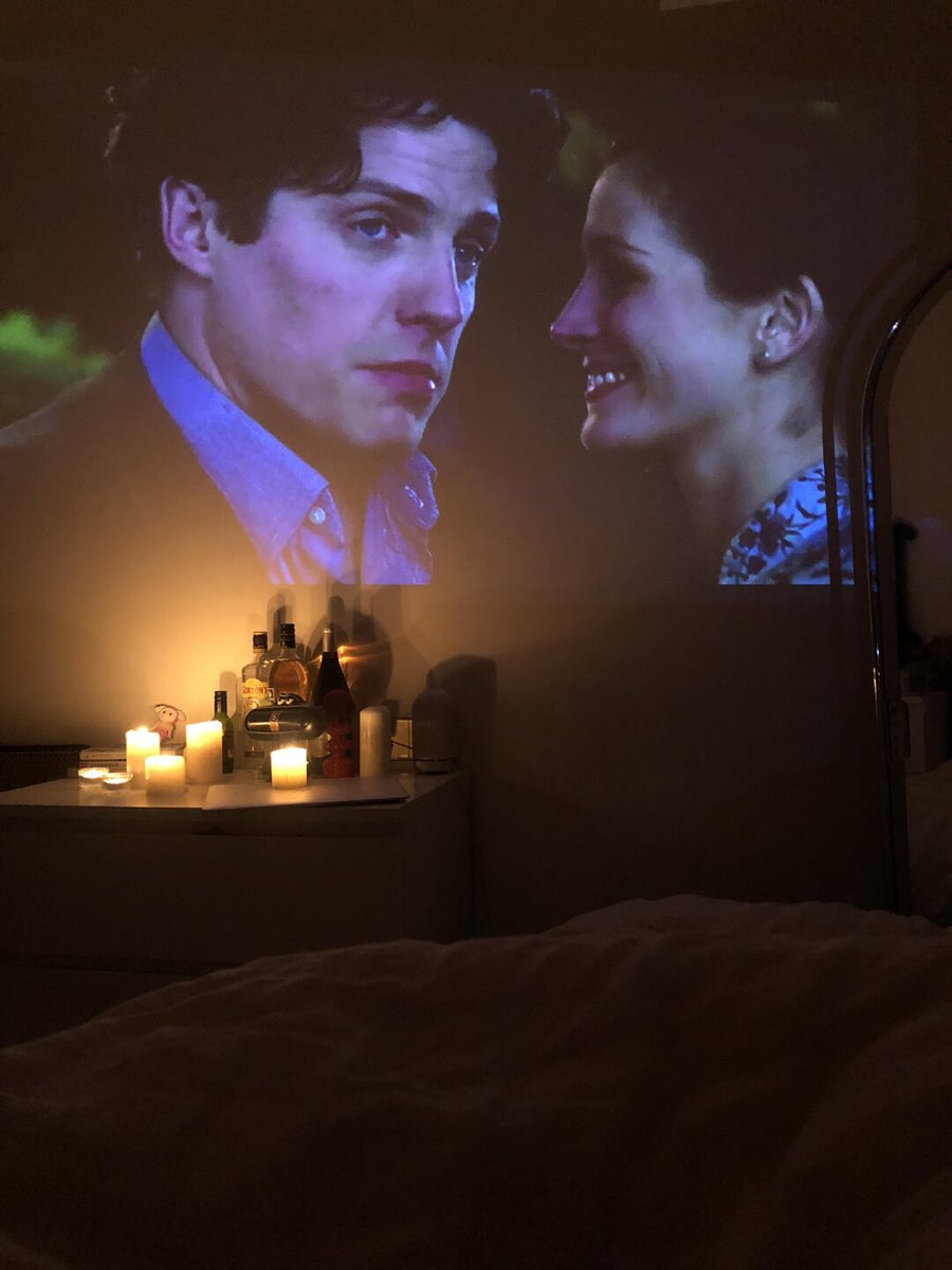 _AnnaMM_'s tweet photo. The busy workday is over, and I just want to take a good rest on the weekend. I watched "Notting Hill" again, and I really liked the way the heroine dressed in it. It was slightly fashionable and heartwarming. https://t.co/AY4QgehtkL