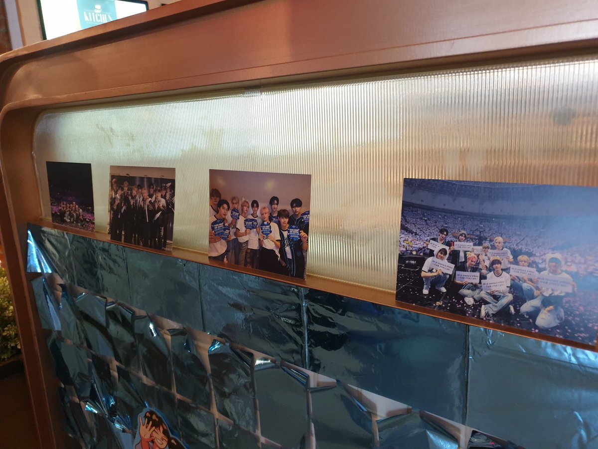 Taeraebon's tweet image. Kemarin seru bgt🥺💙 gaknyangka perjalanan ZB1 bersama Zerose udah sejauh ini yaa.... bertemu keluarga &amp;amp; teman baru disini, terimakasiih atas mommentnya semua merayakannya!
 #NobarBarengZEROSE🫶 @ZEROBASEONE_INA @ZER0_2E  @zero4se