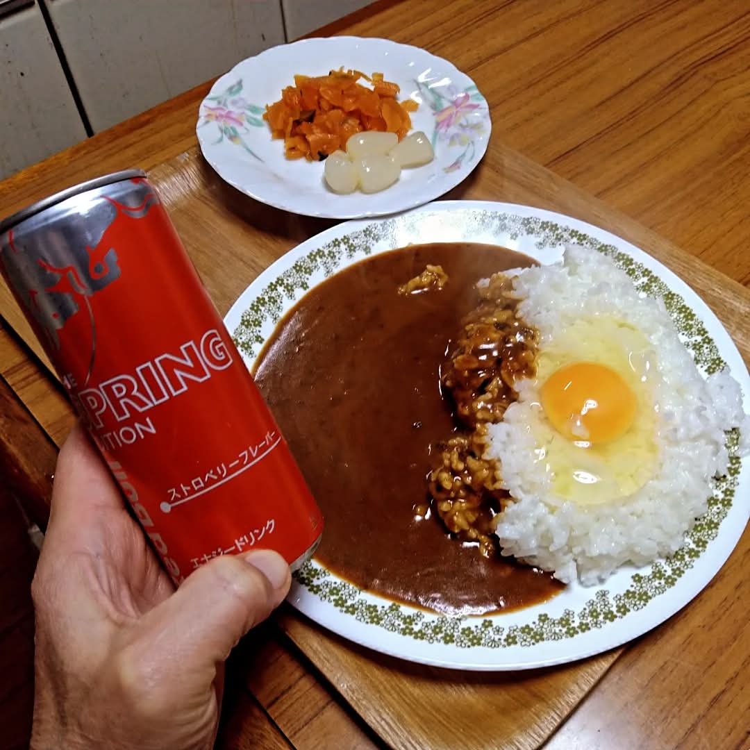 kokoronitabio's tweet photo. カレーライスに生卵をのせた月見カレーと福神漬にらっきょうとレッドブルのエナジードリンク春限定スプリングエディション♡翼をさずける〜w
#おうちごはん 
#カレーライス
#月見カレー
#福神漬
#らっきょう
#RedBull 
#春限定
#SPRINGEDITION 
#REDEDITION
#ENERGYDRINK
#ENERGYCHARGE
#翼をさずける https://t.co/TL2027UdZs