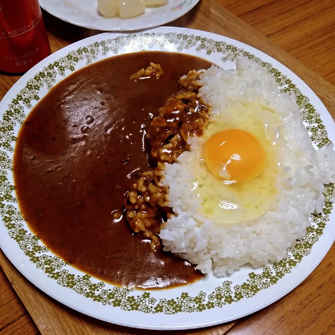 kokoronitabio's tweet photo. カレーライスに生卵をのせた月見カレーと福神漬にらっきょうとレッドブルのエナジードリンク春限定スプリングエディション♡翼をさずける〜w
#おうちごはん 
#カレーライス
#月見カレー
#福神漬
#らっきょう
#RedBull 
#春限定
#SPRINGEDITION 
#REDEDITION
#ENERGYDRINK
#ENERGYCHARGE
#翼をさずける https://t.co/TL2027UdZs