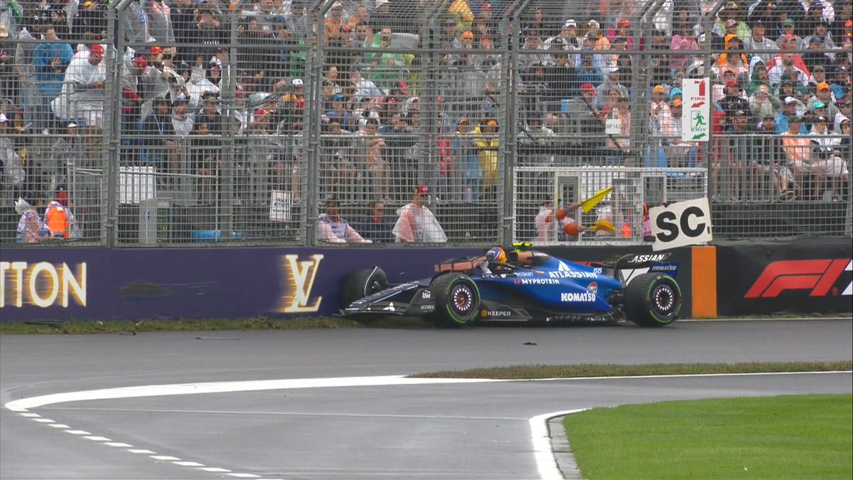 Sport_ActusOff's tweet photo. 🚨 DÉJÀ 3 ABANDONS EN UN SEUL TOUR !
• Hadjar est sorti dès le tour de formation
• Doohan s’est fait surprendre au départ
• Sainz est parti à la faute sous safety car après l’incident de Doohan

Les pneus ont du mal à monter en température, et les coups de gaz sur piste humide sont fatals. #F1 #AusGP