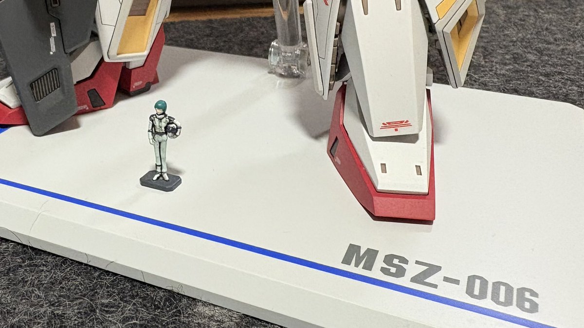 最近はパイロットフィギュアも塗って一緒に飾るのがマイブームです。