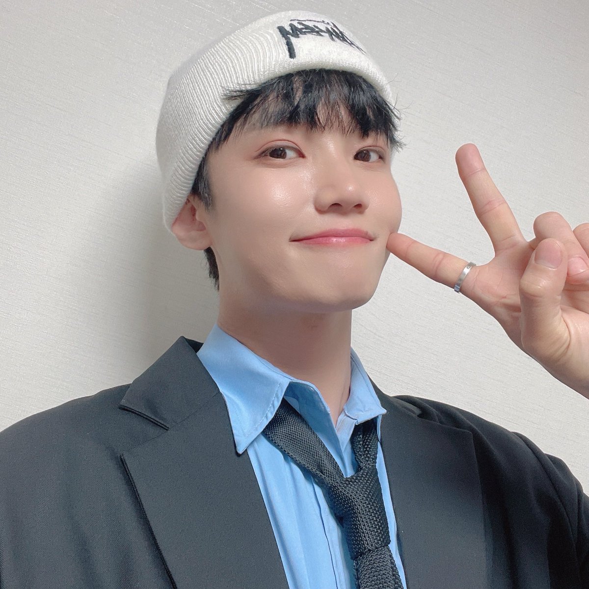 ArtistJINHYEON's tweet photo. 팬사인회 너무 감사했습니다:)!!
멀리서도 응원해주신  모든분들까지 성원 잊지 않고 앞으로 좋은 활동으로 보답드리겠습니다!
지켜봐주시고 ’스케치‘ 많은 사랑 부탁드리겠습니다🤍

#JINHYEON #진현 #Sketch #스케치 https://t.co/e3f6Ey4mTk