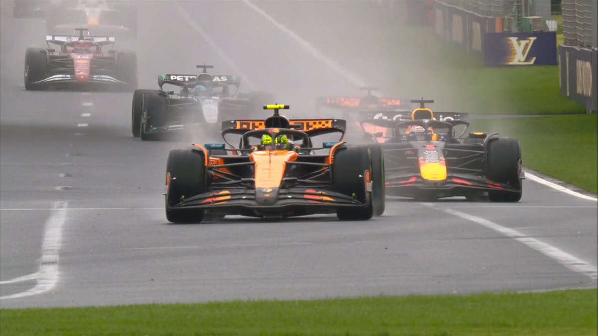 F1's tweet photo. 🟢 Green flag 🟢

Lando Norris sets the pace, leading the field into racing conditions ahead of Max Verstappen and Oscar Piastri

#F1 #AusGP https://t.co/9qZlBzbhlf
